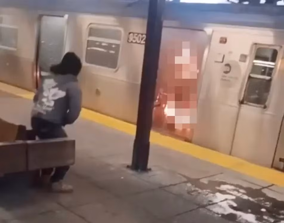 su vo cam bi phoi bay trong vu thieu song tren tau dien ngam o new york hinh 1