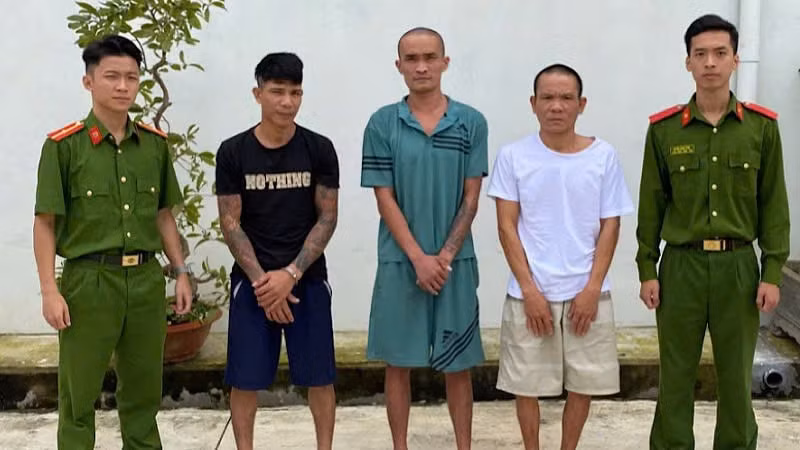 bat giu 7 nguoi thu 2 khau sung va 3000 vien ma tuy o nghe an hinh 1