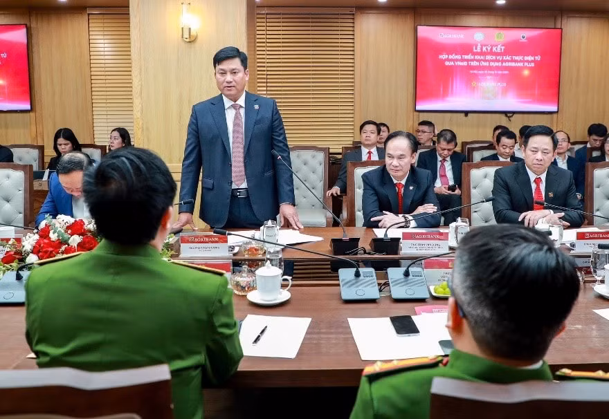 le ky ket trien khai dich vu xac thuc dien tu qua vneid tren ung dung agribank plus giua agribank va trung tam rar bo cong an hinh 4