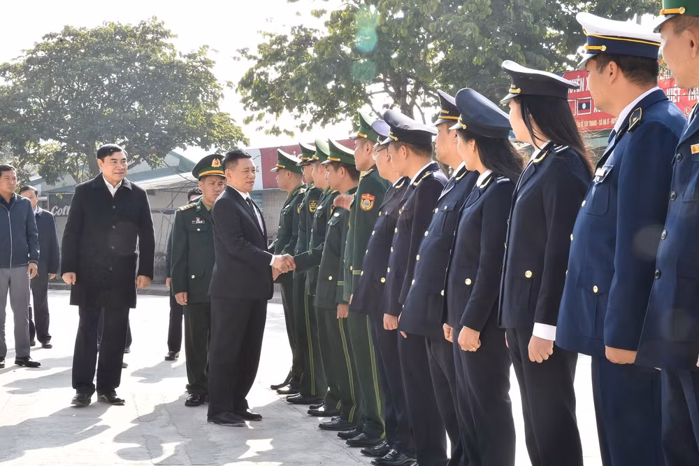 bien phong la tien tieu la chan quan trong cua to quoc diem tua cua nguoi dan noi bien vien hinh 1