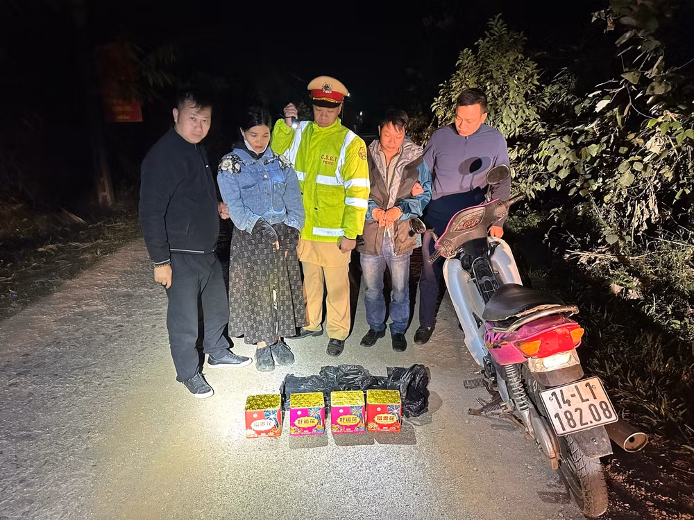 canh sat giao thong bat giu doi vo chong mang theo 6 kg phao hinh 1