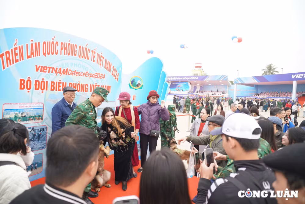 hang nghin nguoi chen chan xem trien lam quoc phong quoc te viet nam 2024 hinh 9