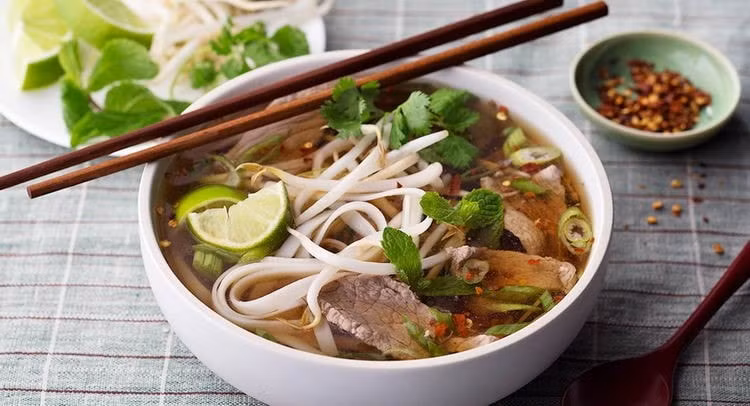 pho bo viet nam lot top 100 mon an ngon nhat the gioi nam 2024 hinh 1