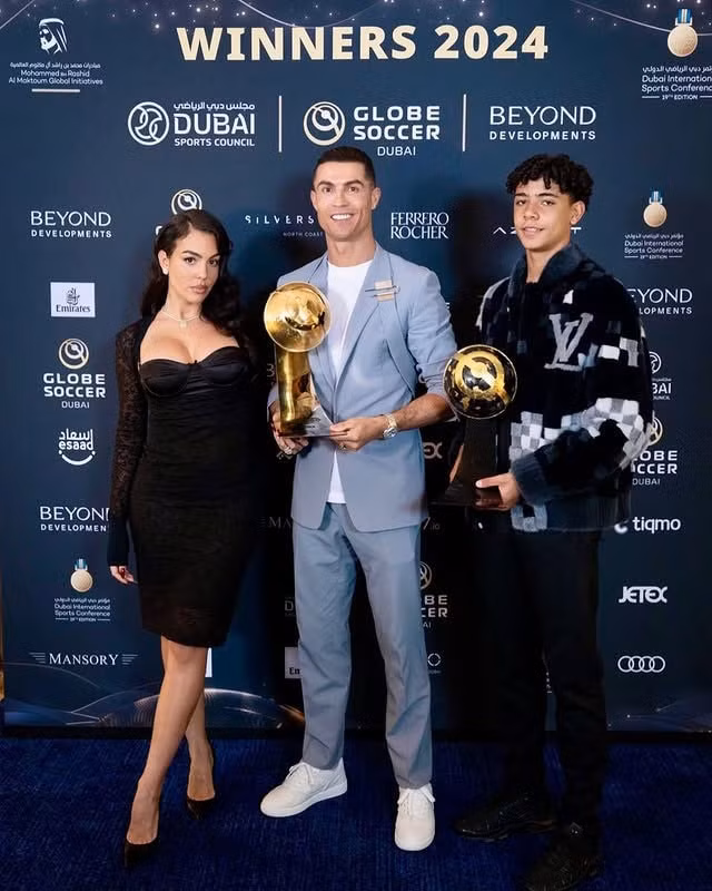ronaldo bi mat ket hon voi ban gai lau nam hinh 2