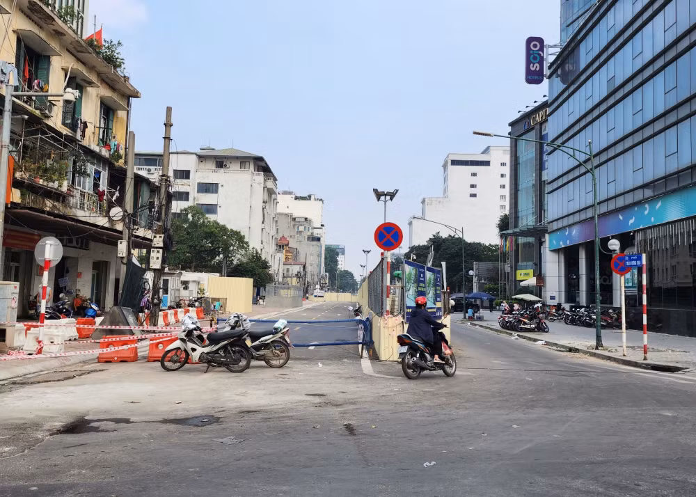 ha noi to chuc lai giao thong tren pho quoc tu giam de lam duong sat do thi hinh 1