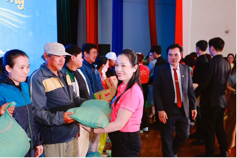 thi sinh hoa hau thuong hieu viet nam 2024 dau gia vat pham thien nguyen lan toa yeu thuong den nhung hoan canh kho khan hinh 12