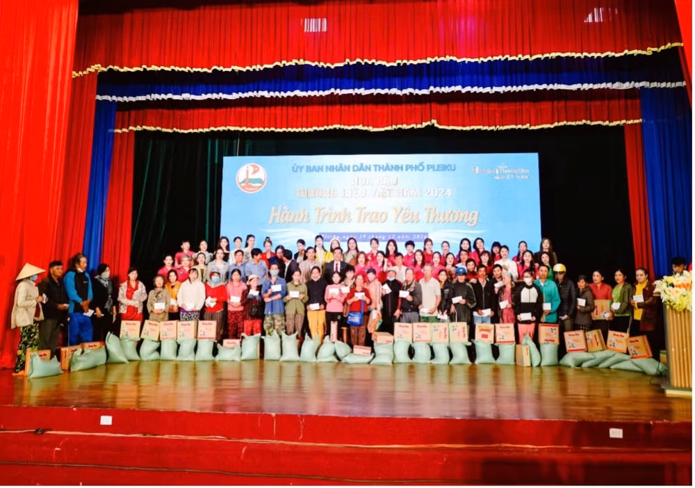 thi sinh hoa hau thuong hieu viet nam 2024 dau gia vat pham thien nguyen lan toa yeu thuong den nhung hoan canh kho khan hinh 1