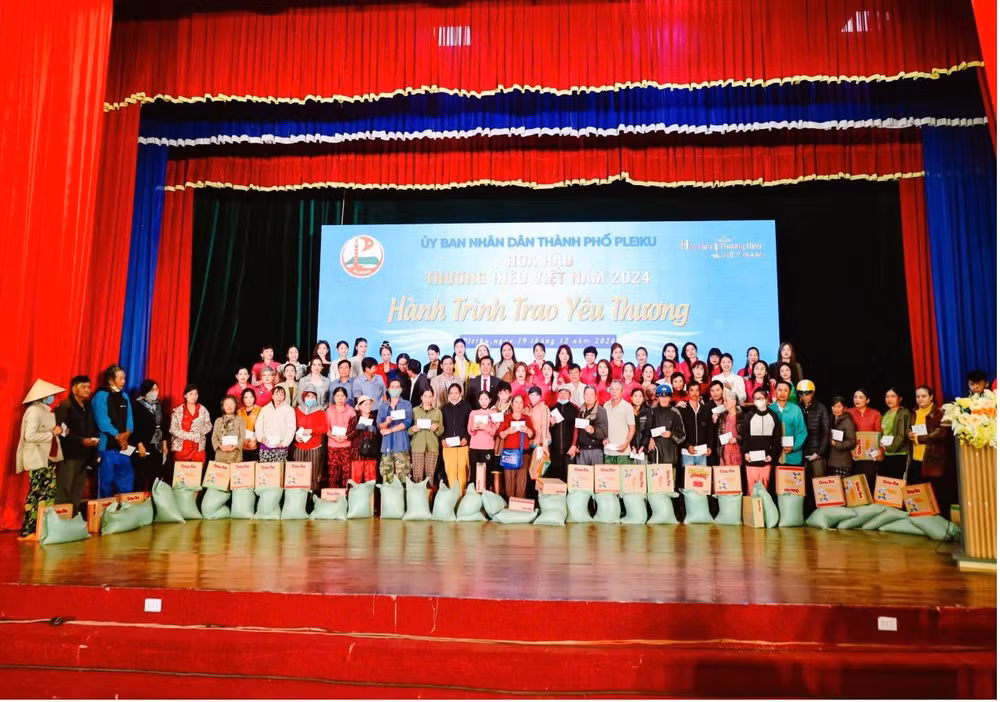 thi sinh hoa hau thuong hieu viet nam 2024 dau gia vat pham thien nguyen lan toa yeu thuong den nhung hoan canh kho khan hinh 5