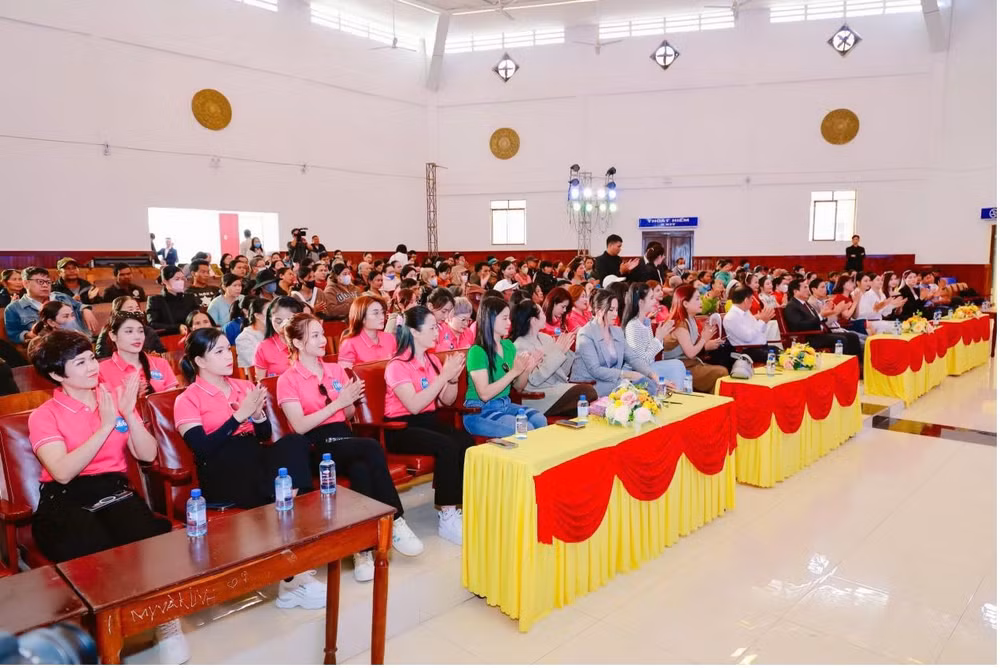 thi sinh hoa hau thuong hieu viet nam 2024 dau gia vat pham thien nguyen lan toa yeu thuong den nhung hoan canh kho khan hinh 2