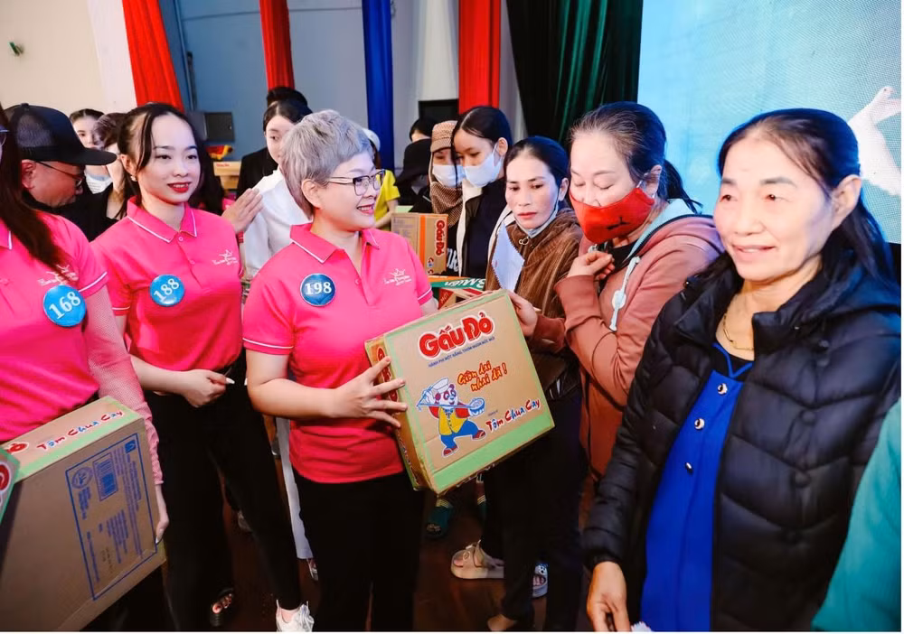 thi sinh hoa hau thuong hieu viet nam 2024 dau gia vat pham thien nguyen lan toa yeu thuong den nhung hoan canh kho khan hinh 13