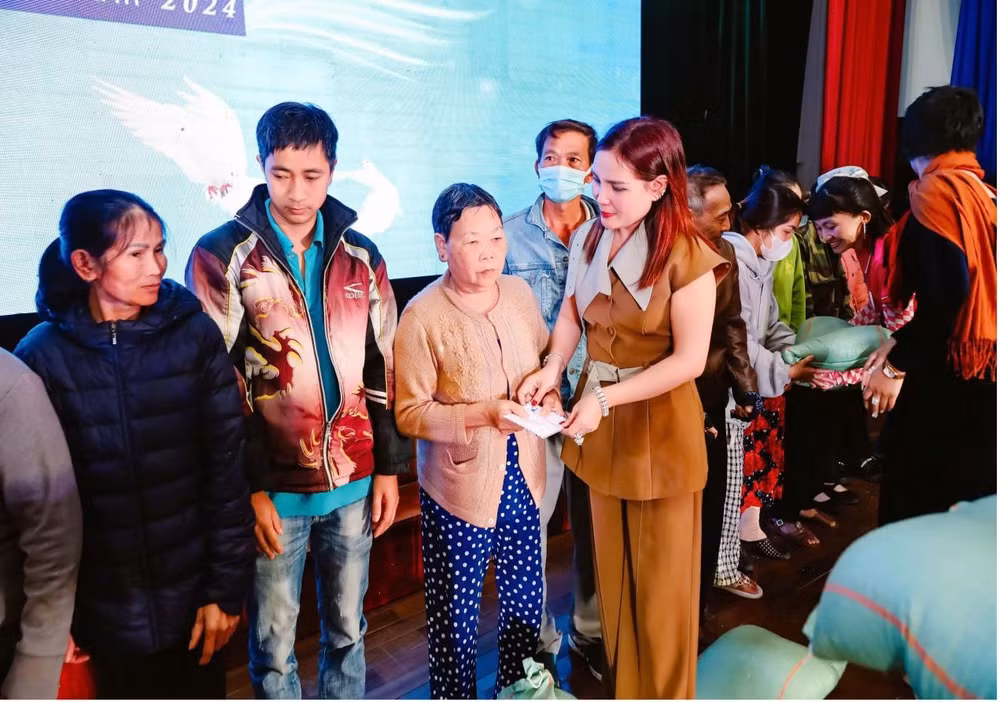thi sinh hoa hau thuong hieu viet nam 2024 dau gia vat pham thien nguyen lan toa yeu thuong den nhung hoan canh kho khan hinh 6
