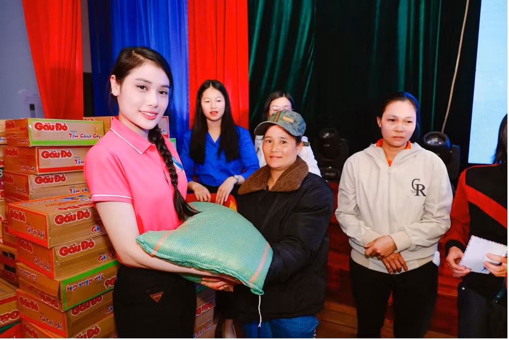 thi sinh hoa hau thuong hieu viet nam 2024 dau gia vat pham thien nguyen lan toa yeu thuong den nhung hoan canh kho khan hinh 11