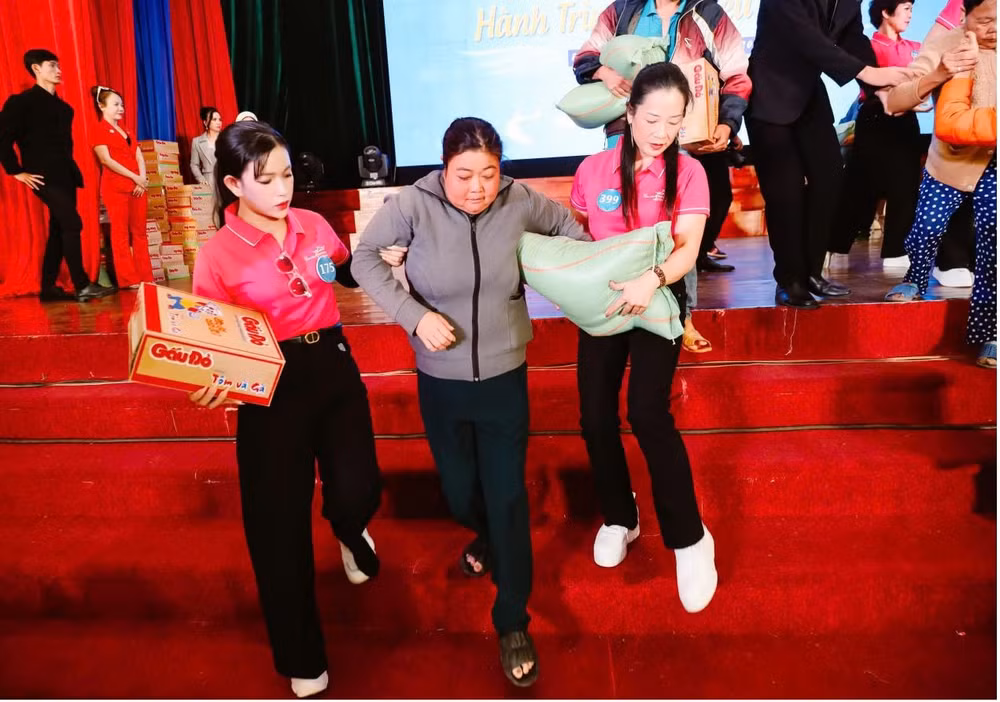 thi sinh hoa hau thuong hieu viet nam 2024 dau gia vat pham thien nguyen lan toa yeu thuong den nhung hoan canh kho khan hinh 14