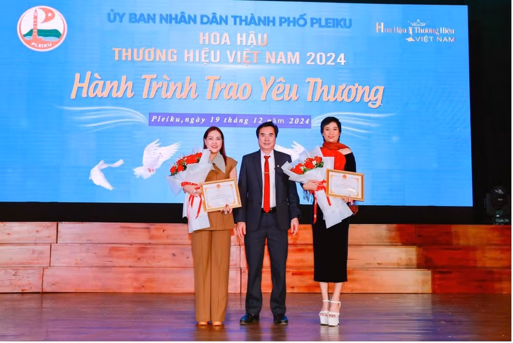 thi sinh hoa hau thuong hieu viet nam 2024 dau gia vat pham thien nguyen lan toa yeu thuong den nhung hoan canh kho khan hinh 15