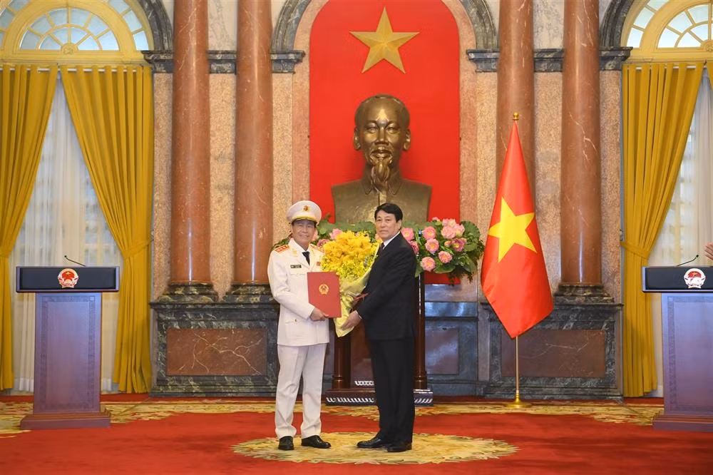 chu tich nuoc trao quyet dinh thang cap bac ham thuong tuong doi voi dong chi le quoc hung hinh 1