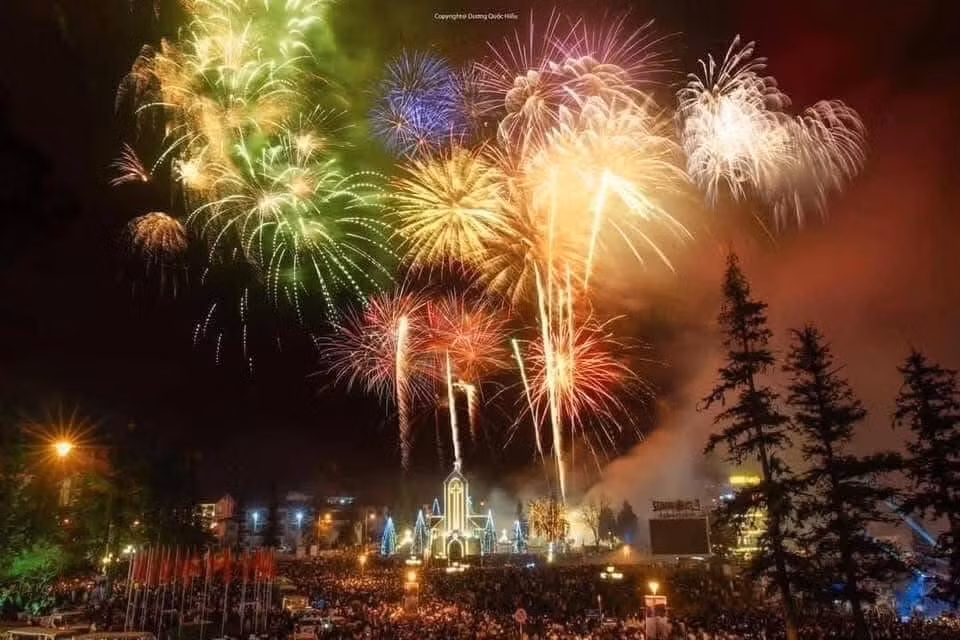 lao cai khu du lich quoc gia sa pa ban phao hoa chao don nam moi 2025 hinh 1