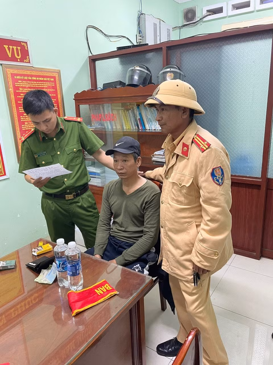 canh sat giao thong bat doi tuong bo tron khoi noi giam giu hinh 1