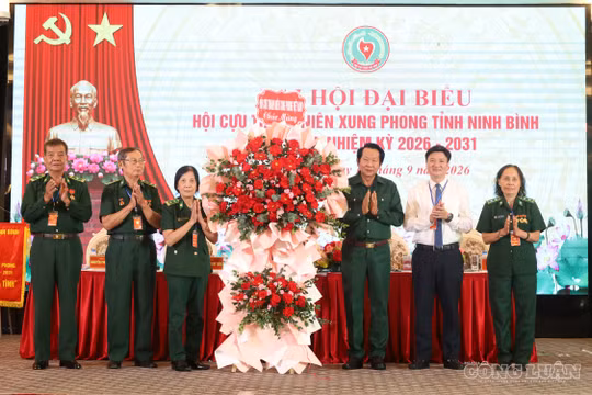 Ông Thân Đức Nam, Chủ tịch Hội cựu TNXP Việt Nam tặng hoa chúc mừng Đại hội. Ảnh: Văn Thanh