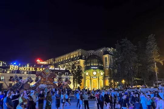 Lào Cai triển khai các hoạt động văn hóa, văn nghệ tại phố đi bộ phục vụ du lịch. Ảnh: CTTĐT Lào Cai.