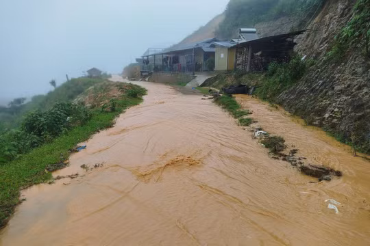 Lào Cai khẩn trương ứng phó mưa lũ, di dời 8 hộ dân ở Mù Cang Chải