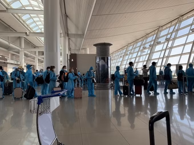 Các công dân làm thủ tục tại sân bay. Ảnh: TQ
