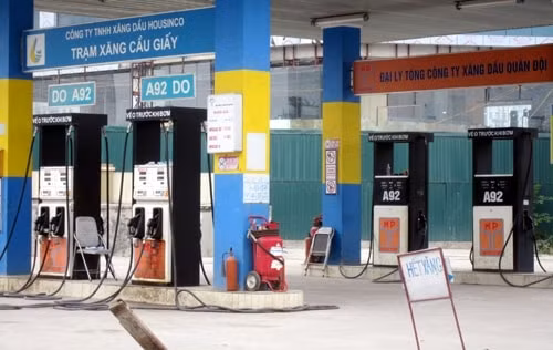Xử lý nghiêm cửa hàng xăng găm hàng, chờ tăng giá. Ảnh: PV