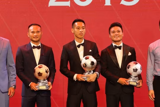 Quả bóng bạc thuộc về Nguyễn Quang Hải còn Nguyễn Trọng Hoàng giành Quả bóng đồng. Ảnh: TL