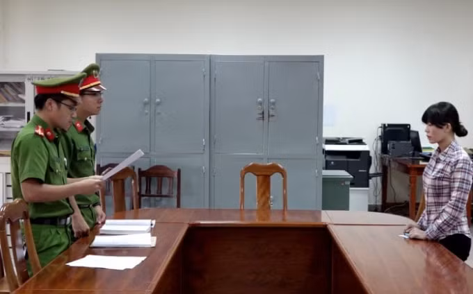 Tống đạt các quyết định đối với Hoàng Thị Hồng Châu – Giám đốc Công ty Trách nhiệm hữu hạn xây dựng và vệ sinh công nghiệp Châu Phát. Ảnh: Công an tỉnh Quảng Bình