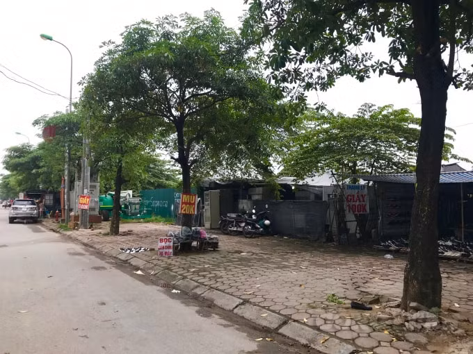 Hoạt động kinh doanh tràn lan trên vỉa hè, khách hàng vô tư để phương tiện dưới lòng đường cực kỳ lộn xộn, mất trật tự