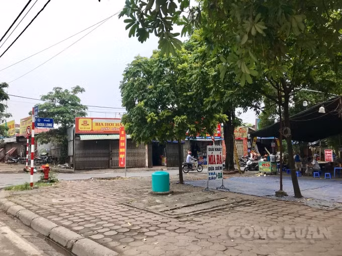 Hàng quán, lều lán kinh doanh mọc tràn lan trên đất nông nghiệp nằm cách trụ sở UBND phường Minh Khai không xa