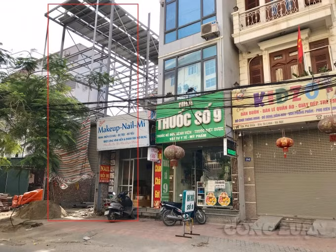 Một công trình đang được dựng khung sắt, gấp rút thi công tại khu tái định cư phường Phú Diễn