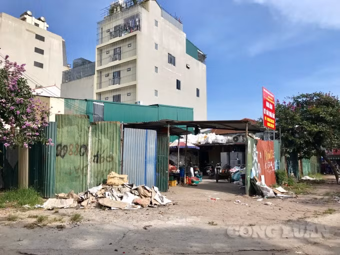 Nhà xưởng quây tôn, tập kết phế liệu nằm trong khu dân cư tiềm ẩn nguy cơ cháy nổ