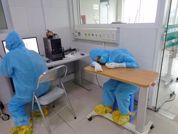 Những hình ảnh xúc động về sự hi sinh thầm lặng của các y bác sĩ trong cuộc chiến chống dịch (Nguồn: TTXVN)