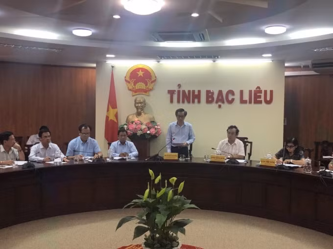 Bí Thư Tỉnh ủy Bạc Liêu Nguyễn Quang Dương chỉ đạo kiểm điểm nghiêm tập thể, cá nhân để người bán hàng rong vào khu điều trị cách ly. (Ảnh: Minh Luân)