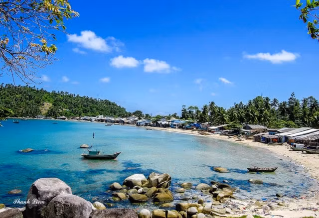 Bãi Đá Chài hoang sơ