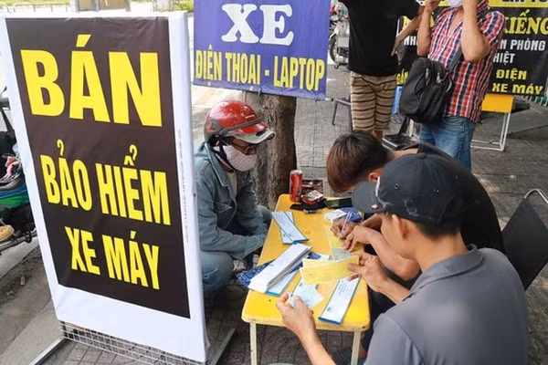 Một điểm bán bảo hiểm xe máy ở TP.HCM. Ảnh: Tuổi trẻ