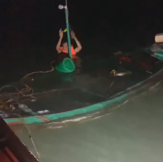 Anh Lê Văn Thắng cứu người bị chìm thuyền và trục vớt, kéo thuyền vào bờ an toàn.