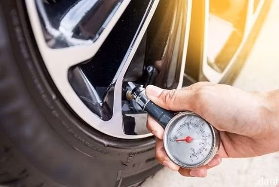 Kiểm tra áp suất lốp ngay cả khi không sử dụng.