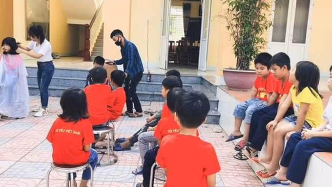 Trẻ em được cắt tóc miễn phí ở tiệm cắt tóc 0 đồng. Ảnh: TL