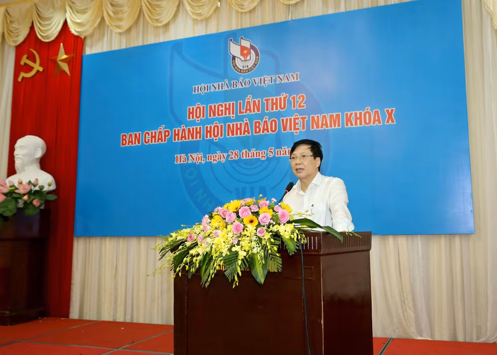 Đồng chí Hồ Quang Lợi, Phó Chủ tịch Thường trực Hội Nhà báo Việt Nam phát biểu tại Hội nghị. Ảnh Sơn Hải