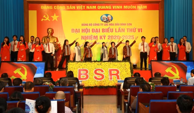 Đoàn viên thanh niên BSR đóng góp tiết mục văn nghệ chào mừng Đại hội.