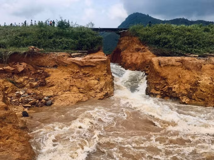 Theo kiểm tra ban đầu, đoạn đập bị vỡ có chiều dài khoảng 5m.