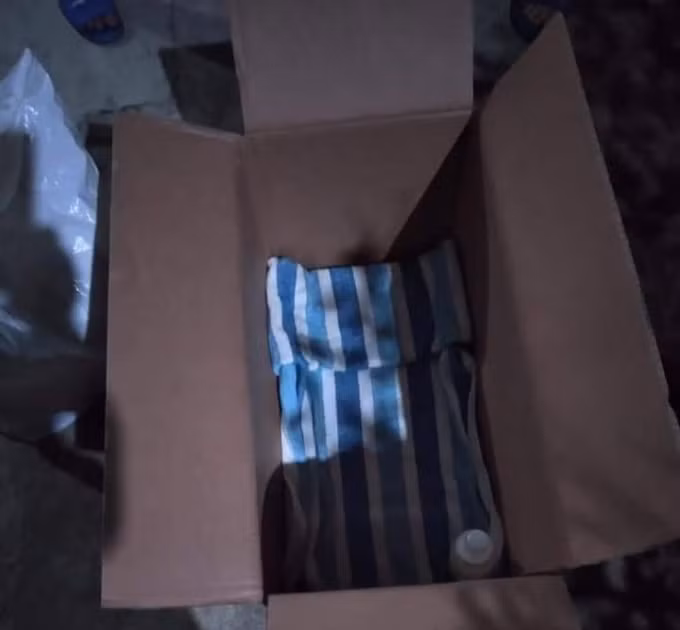 Bé gái bị bỏ rơi trong chiếc hộp giấy carton.