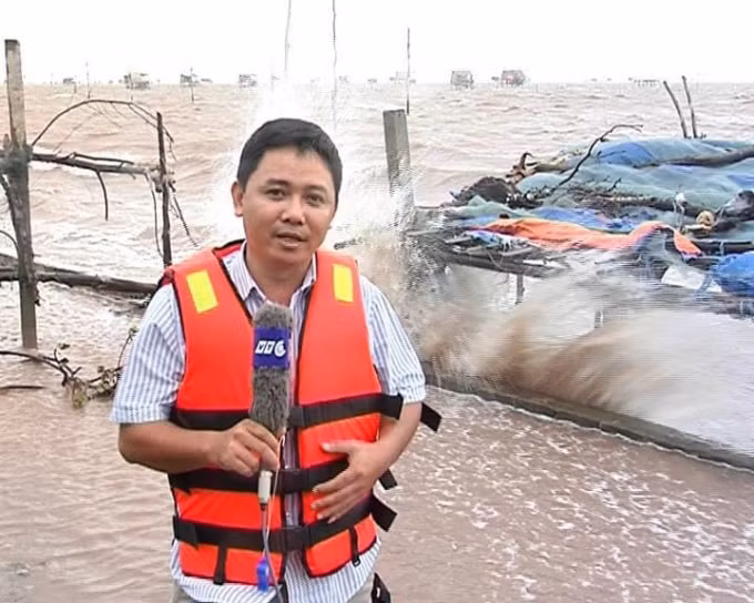 Phóng viên Toàn Thư tác nghiệp dẫn hiện trường sạt lở lũ.