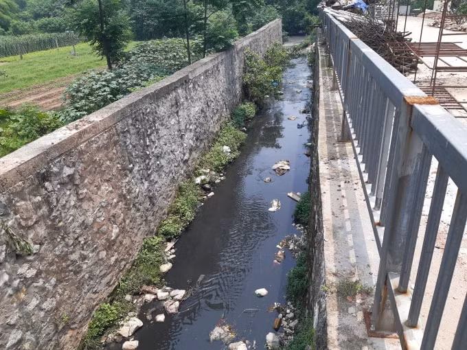 Kênh tiêu T5 đoạn chảy qua thôn 9 xã Cát Quế dòng nước đen kịt chảy thẳng ra sông Đáy.