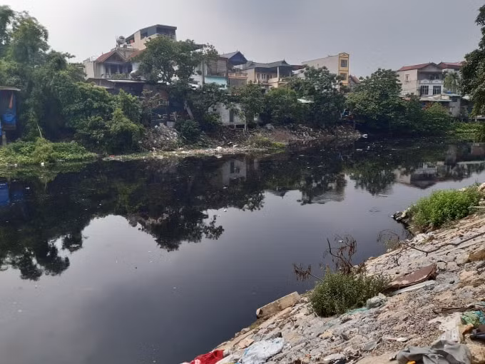 Sông Nhuệ đoạn chảy qua quận Hà Đông.