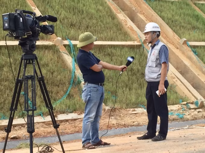 Phóng viên Toàn Thư - Đài Truyền hình Kỹ thuật số VTC1 trong một chuyến đi tác nghiệp.