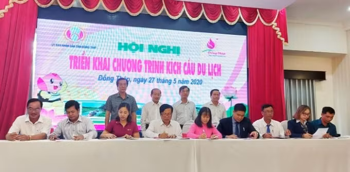 Các doanh nghiệp ký kết hợp tác chương trình kích cầu du lịch tỉnh Đồng Tháp