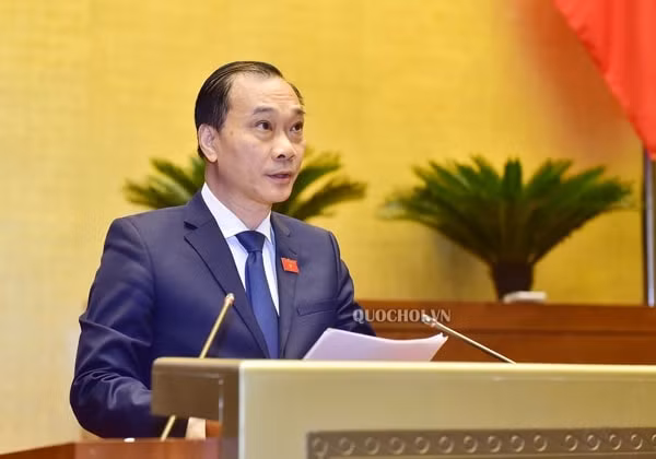 Chủ nhiệm Ủy ban Kinh tế Vũ Hồng Thanh trình bày báo cáo giải trình, tiếp thu, chỉnh lý dự án Luật Đầu tư theo phương thức đối tác công tư. Ảnh: quochoi.vn