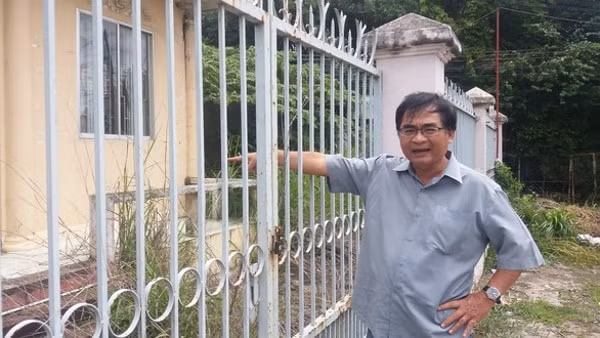Luật sư Trần Hồng Phong tới Bưu điện Cầu Voi (hiện trường vụ án) để thu thập chứng cứ. Ảnh: Tuổi trẻ